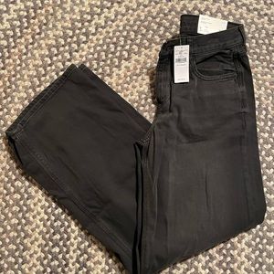 Size 4 NWT American Eagle low rise skater jean in true black